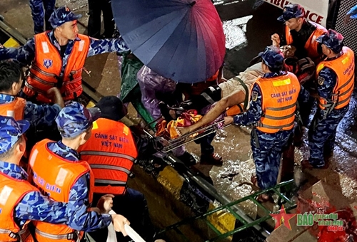 Tàu Cảnh sát biển 4038: Kịp thời đưa người dân đảo Lý Sơn vào đất liền cấp cứu
